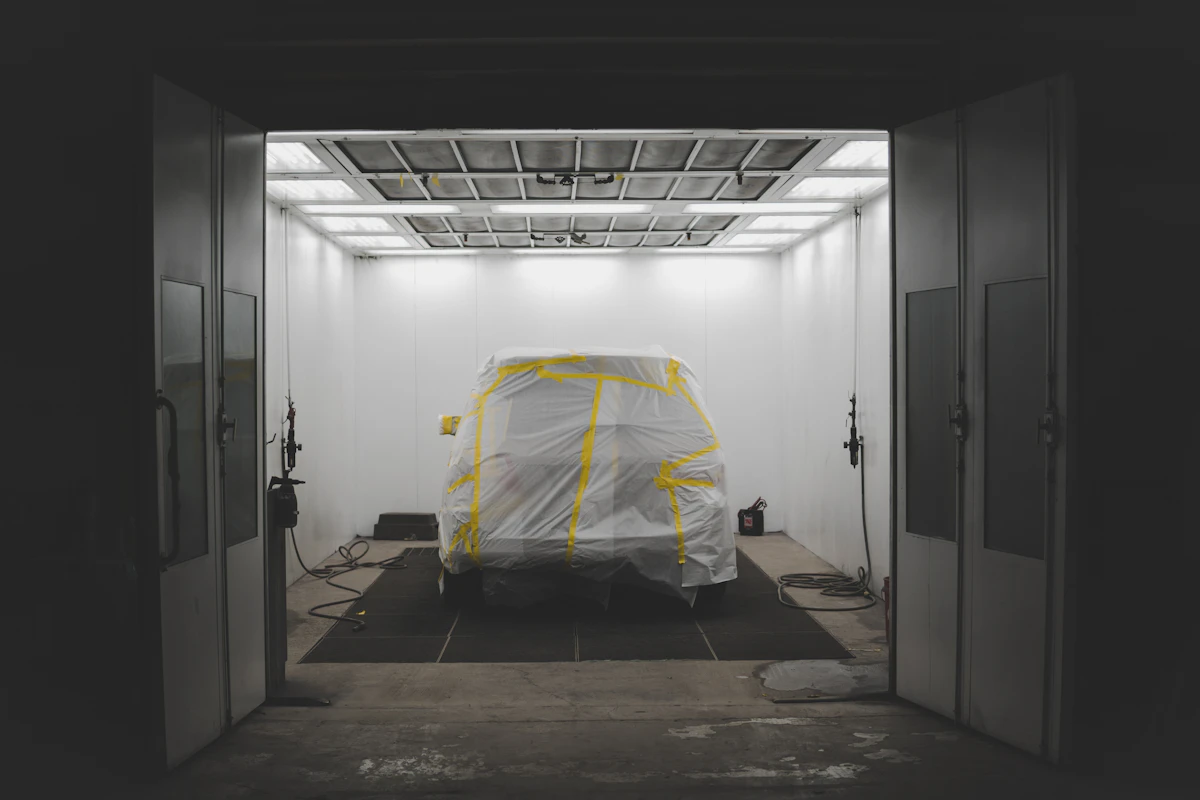 Détail d'un véhicule en cours de réparation en atelier de carrosserie